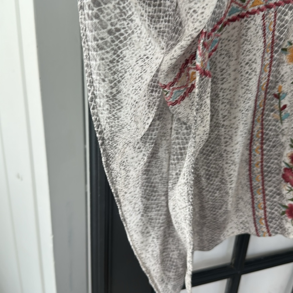 Savanna Jane Gray Top with Colorful Floral Embroidery - Picture 4 of 5